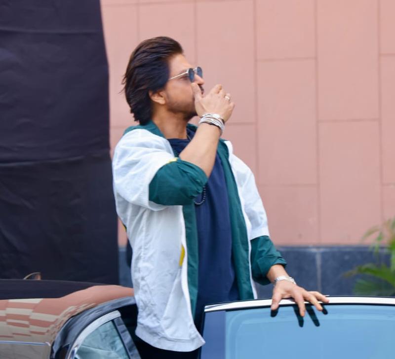 While leaving, the megastar waved at his fans and even blew several flying kisses at them. We are sure that SRK made their day with his sweet gesture! The actor who was last seen in Anand L Rai's 'Zero' is set to enthrall his fans with his most-awaited movie, 'Pathaan'. The spy-thriller which stars Deepika Padukone and John Abraham besides SRK is slated to release on January 25. 
